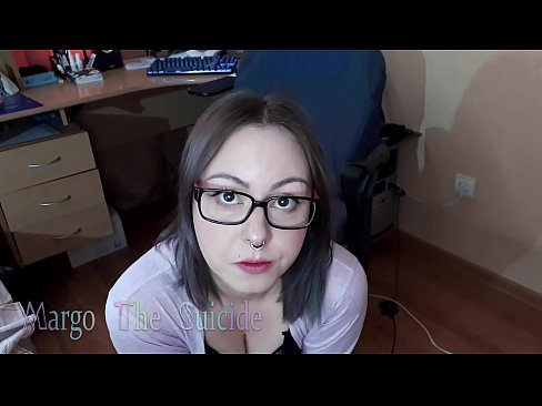 ❤️ Сэксуальная дзяўчына ў акулярах глыбока адсмоктвае фалаімітатар на камеру ❤️❌ Порна у нас
